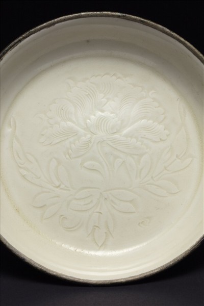 定窯 白瓷劃花牡丹紋碟