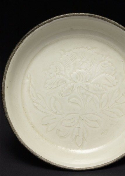 定窯 白瓷劃花牡丹紋碟
