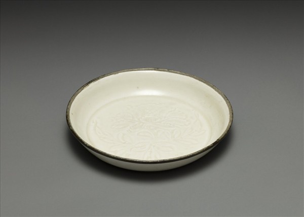 定窯 白瓷劃花牡丹紋碟