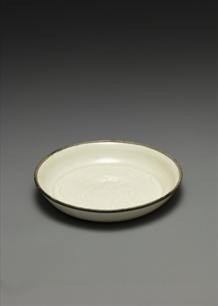 定窯 白瓷劃花牡丹紋碟