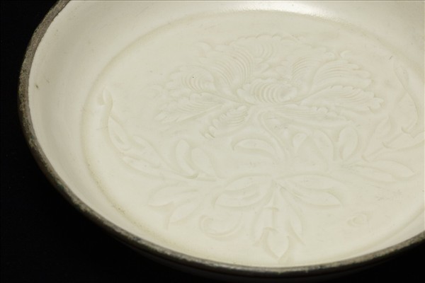 定窯 白瓷劃花牡丹紋碟