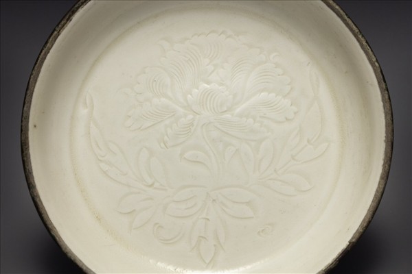 定窯 白瓷劃花牡丹紋碟