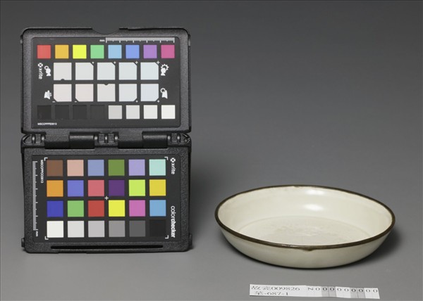 定窯 白瓷劃花牡丹紋碟