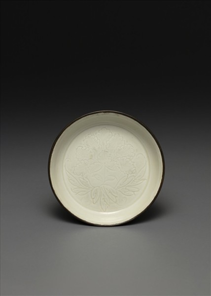 定窯 白瓷劃花牡丹紋碟