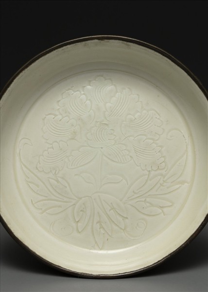 定窯 白瓷劃花牡丹紋碟