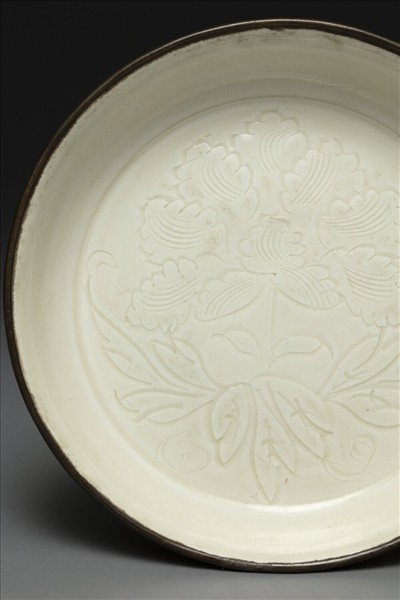 定窯 白瓷劃花牡丹紋碟