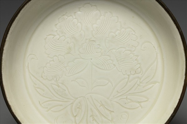 定窯 白瓷劃花牡丹紋碟