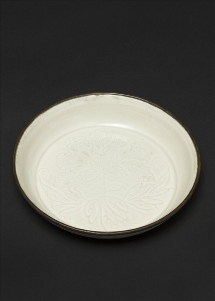 定窯 白瓷劃花牡丹紋碟