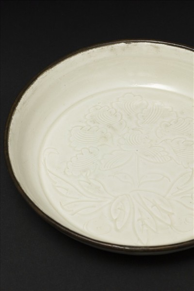 定窯 白瓷劃花牡丹紋碟