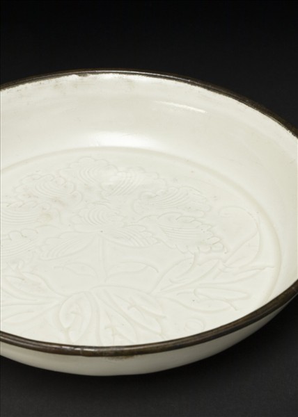 定窯 白瓷劃花牡丹紋碟