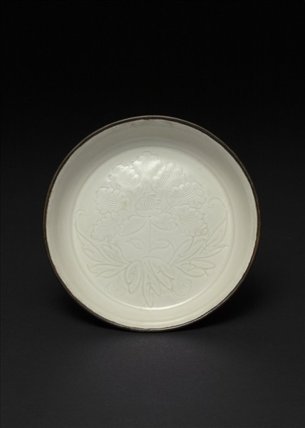 定窯 白瓷劃花牡丹紋碟