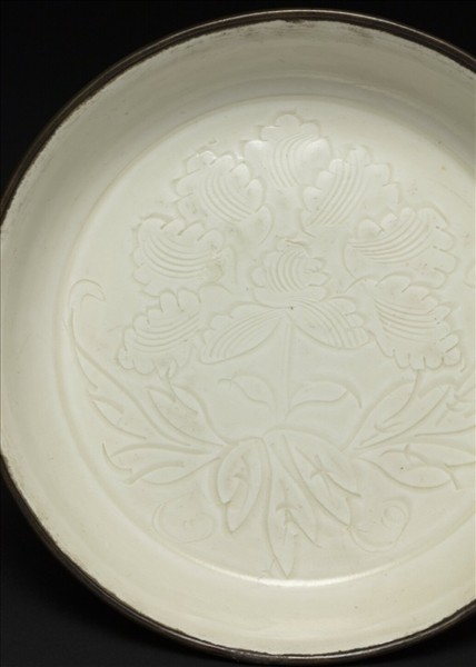 定窯 白瓷劃花牡丹紋碟