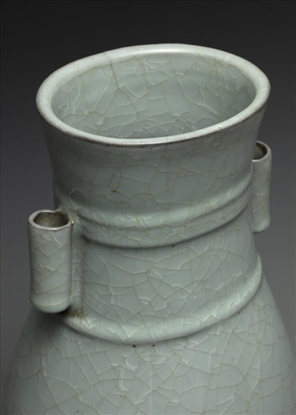 官窯 青瓷弦紋貫耳壺