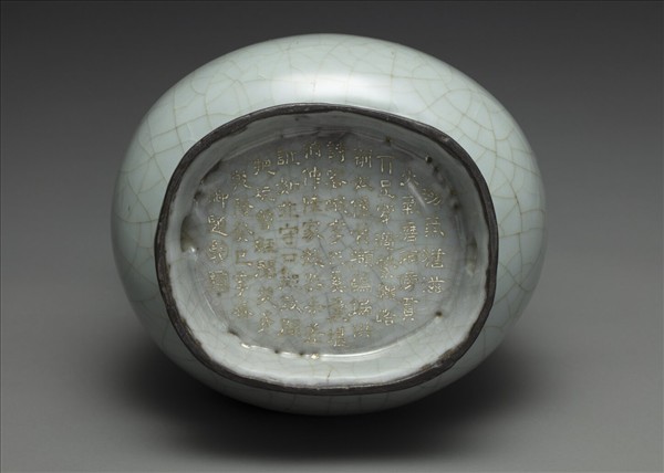 官窯 青瓷弦紋貫耳壺