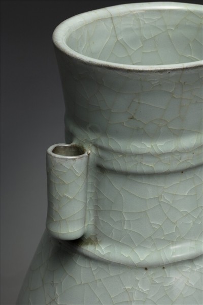 官窯 青瓷弦紋貫耳壺