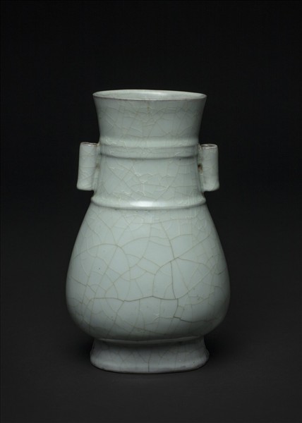 官窯 青瓷弦紋貫耳壺