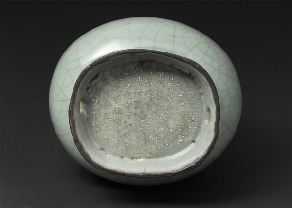 官窯 青瓷弦紋貫耳壺