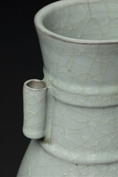 官窯 青瓷弦紋貫耳壺