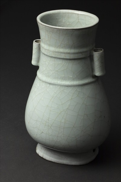 官窯 青瓷弦紋貫耳壺