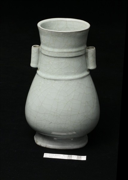 官窯 青瓷弦紋貫耳壺