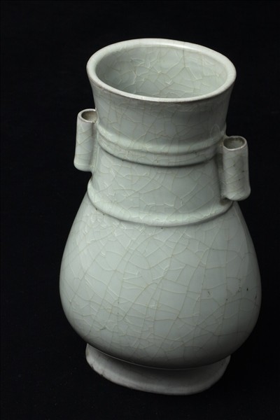 官窯 青瓷弦紋貫耳壺