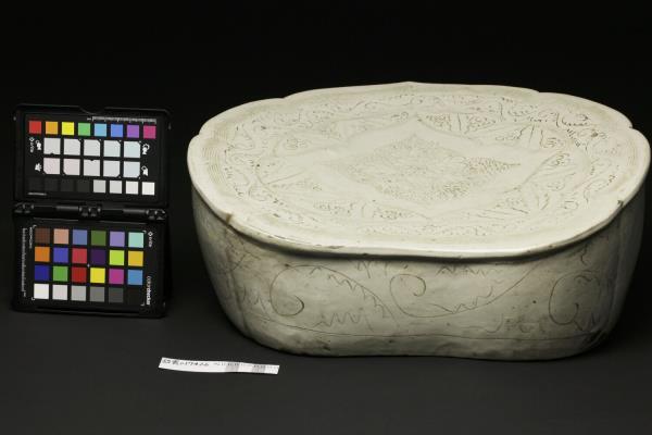 定窯系 白瓷劃花如意枕