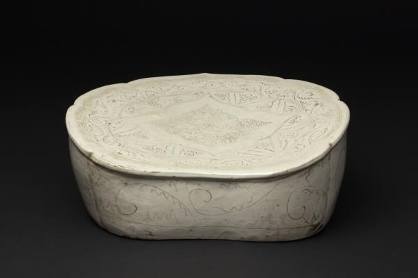 定窯系 白瓷劃花如意枕