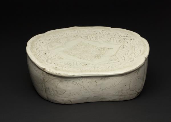 定窯系 白瓷劃花如意枕