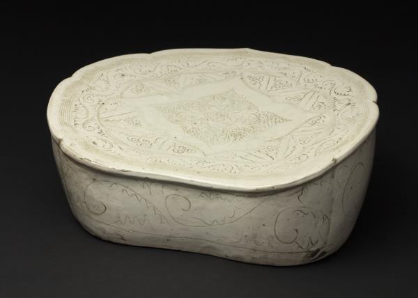 定窯系 白瓷劃花如意枕