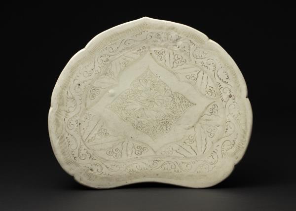 定窯系 白瓷劃花如意枕