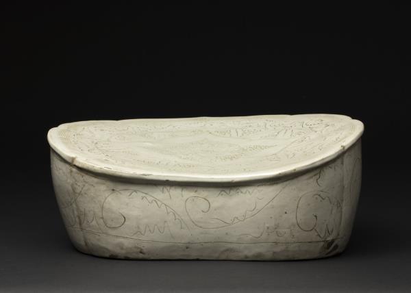 定窯系 白瓷劃花如意枕