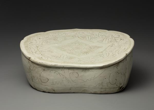 定窯系 白瓷劃花如意枕