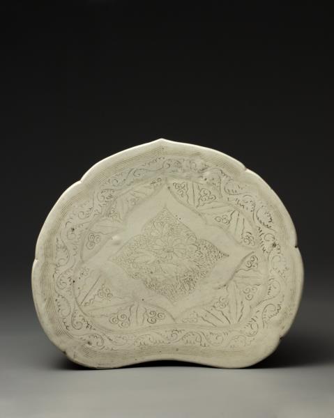 定窯系 白瓷劃花如意枕