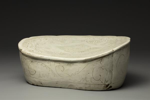 定窯系 白瓷劃花如意枕