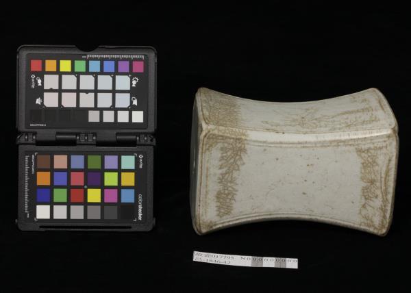 青白瓷水波紋枕