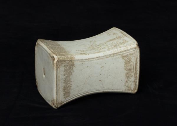 青白瓷水波紋枕