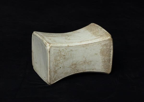 青白瓷水波紋枕