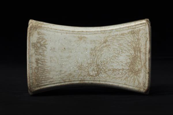 青白瓷水波紋枕