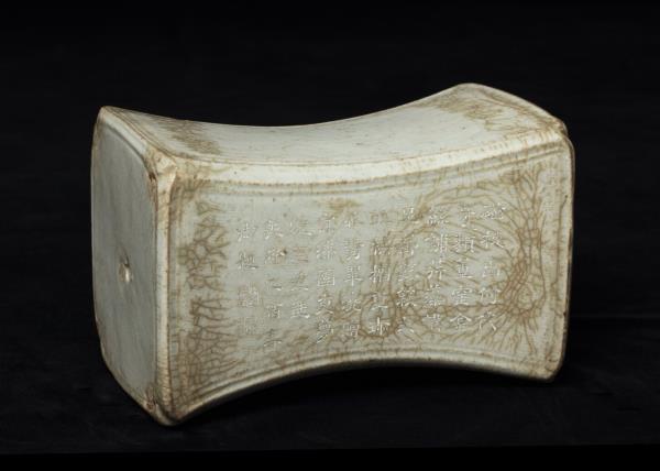 青白瓷水波紋枕