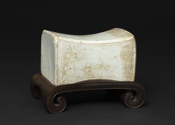 青白瓷水波紋枕