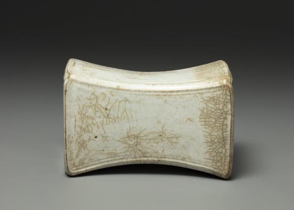 青白瓷水波紋枕