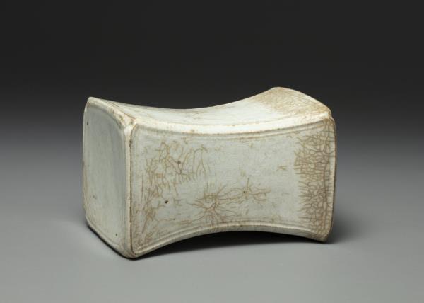 青白瓷水波紋枕