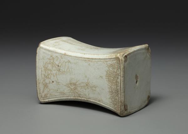 青白瓷水波紋枕