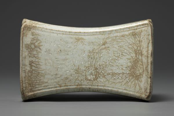 青白瓷水波紋枕