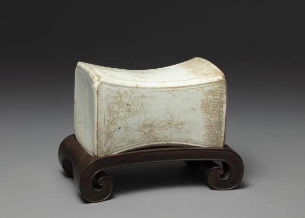 青白瓷水波紋枕