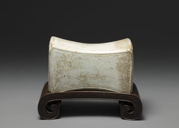 青白瓷水波紋枕