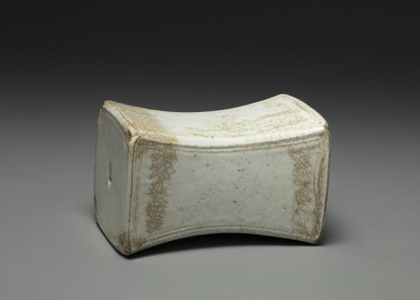 青白瓷水波紋枕