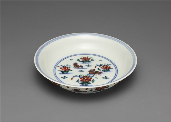 鬥彩蓮塘鴛鴦紋盤