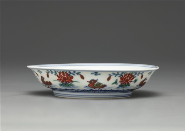 鬥彩蓮塘鴛鴦紋盤