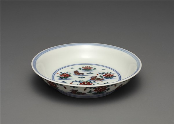 鬥彩蓮塘鴛鴦紋盤